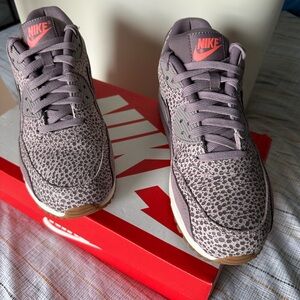 Nike Air Max 90 Prem - size 9, Plum pebbled leather